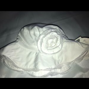 White summer bucket hat with flower